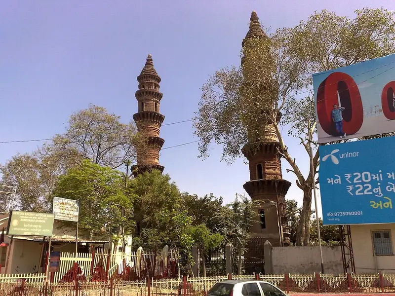 Jhulta Minar (shaking minarets)